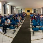 Cerca de 100 jovens com 18 anos tomam vacina em combate ao Covid-19