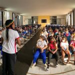Alunos da rede municipal participam de palestra sobre valorização da família