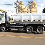 Entrega de caminhão caçamba basculante é realizada