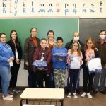 Município entrega 600 kits de uniformes escolares e para servidores da educação